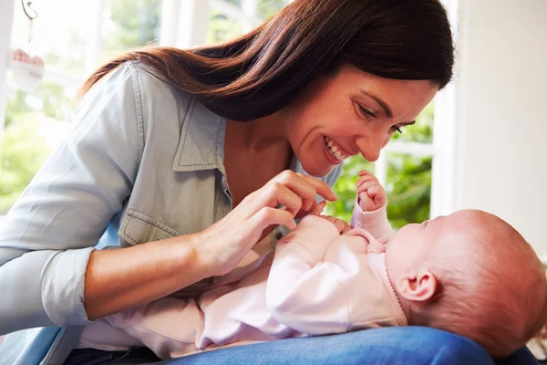 Mãe Cuddling bebê recém-nascido — Fotografia de Stock