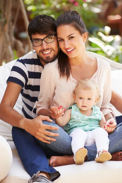 Familie elkaar zitten in de tuin — Stockfoto