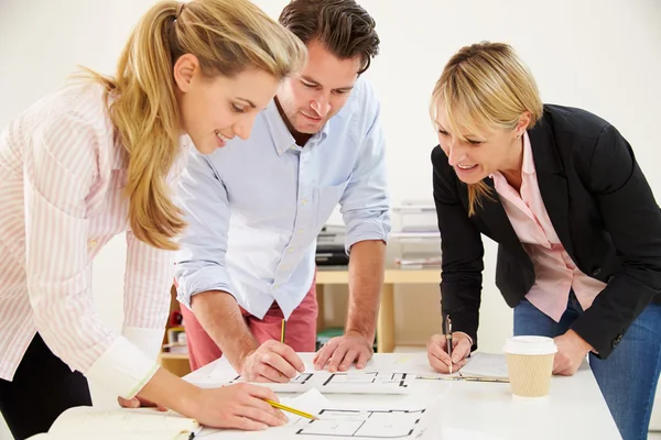 Architekten planen Aufteilung der Büroflächen — Stockfoto