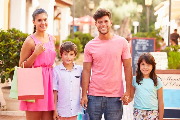 Marcher en famille le long de la rue — Photo