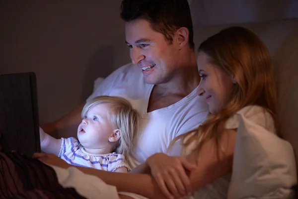 Семья смотрит на цифровой планшет — стоковое фото
