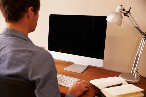 Man aan het werk op Computer In Home Office — Stockfoto