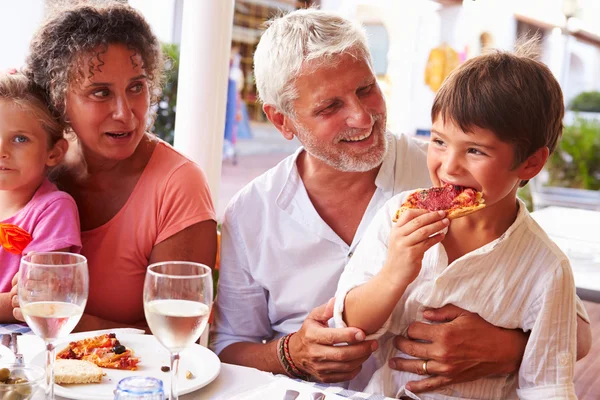 Abuelos con nietos comiendo comida — Foto de Stock