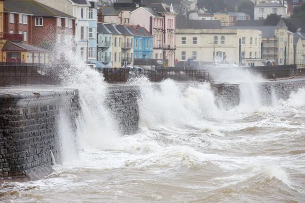 Grandi onde che si infrangono contro il muro del mare — Foto Stock