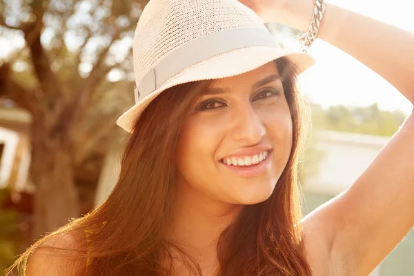 Mujer usando sombrero —  Fotos de Stock