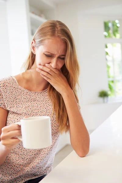 El gusto de la mujer afectado por el embarazo — Foto de Stock