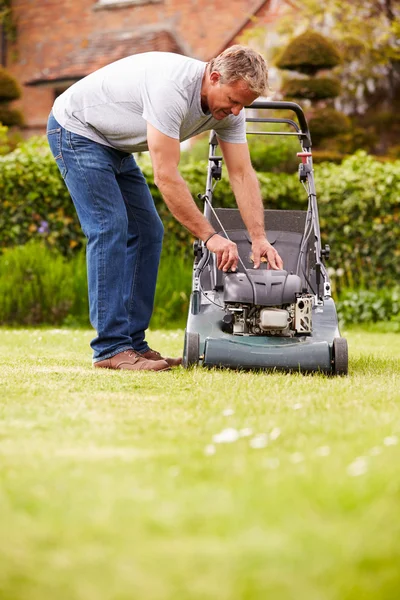 Man Working In Garden Cutting Grass — Stock Photo, Image