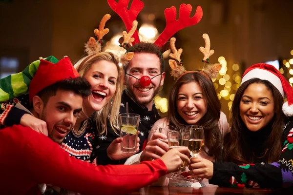 Grupo de amigos disfrutando de las bebidas navideñas — Foto de Stock