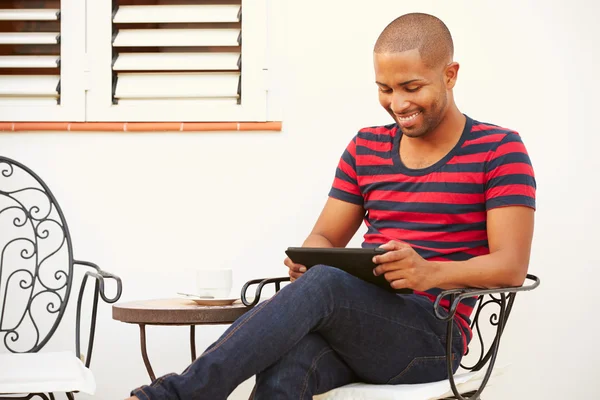 Homem sentado com tablet digital — Fotografia de Stock