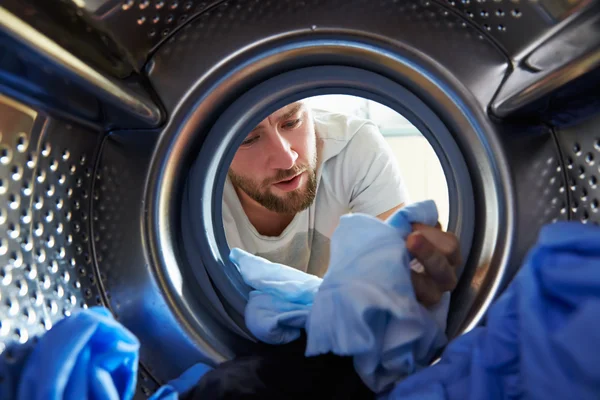 Man Accidentally Dyeing Laundry — Stock Photo, Image