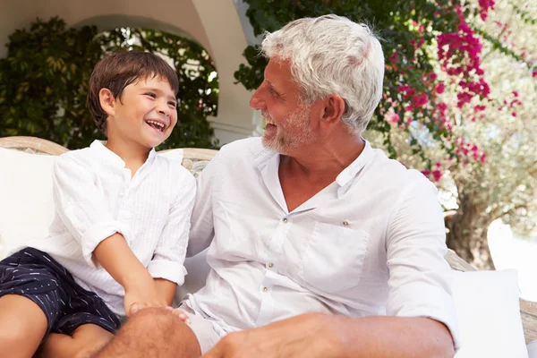 Abuelo en casa con nieto — Foto de Stock