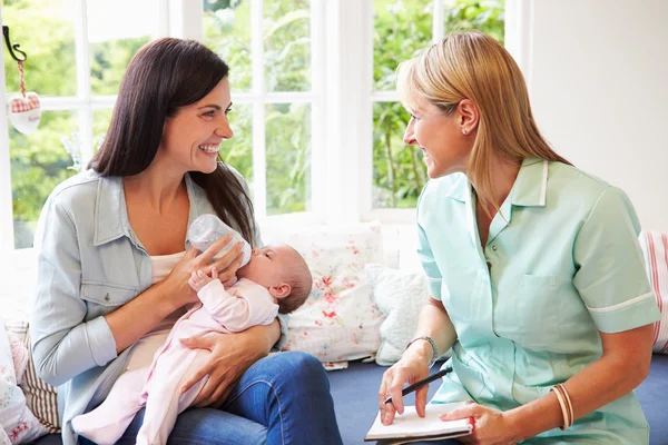 Moeder en Baby met gezondheid bezoeker — Stockfoto