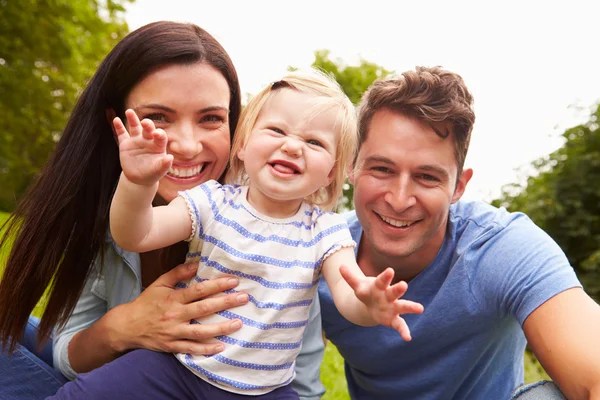 Oyun bahçesinde oynarken aile — Stok fotoğraf