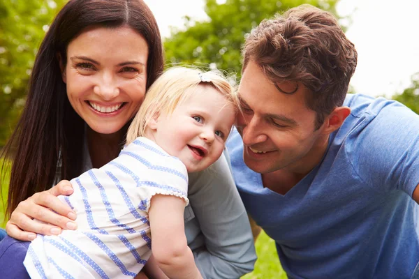 Familie spel In tuin — Stockfoto