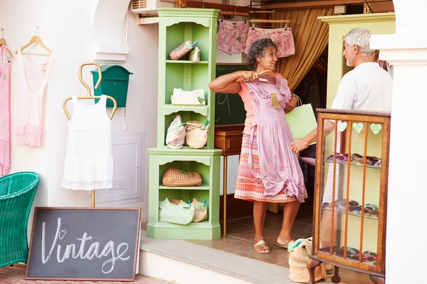 Ältere Paare shoppen in Vintage-Geschäft — Stockfoto
