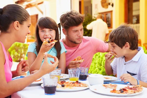 Familie isst Essen — Stockfoto