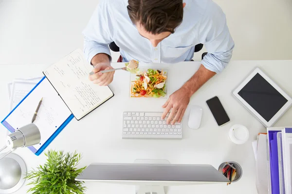 Empresário que trabalha no computador no escritório — Fotografia de Stock