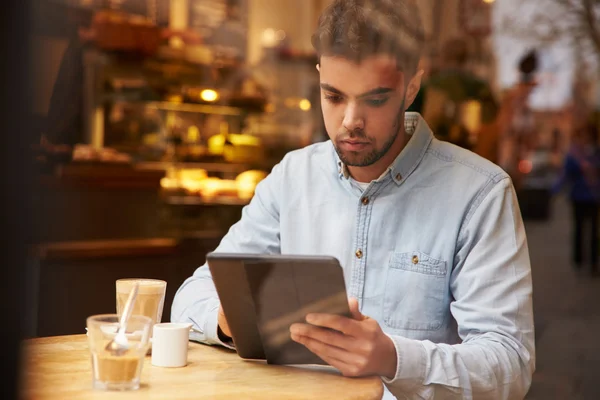 Uomo che utilizza tablet digitale — Foto Stock