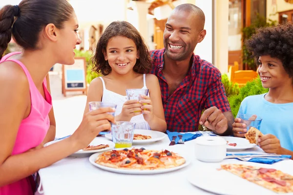 Familjen äter måltid på restaurang — Stockfoto