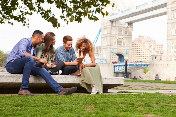 Друзья отдыхают у Тауэрского моста — стоковое фото