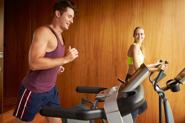 夫妇在家里的健身房锻炼身体 — 图库照片