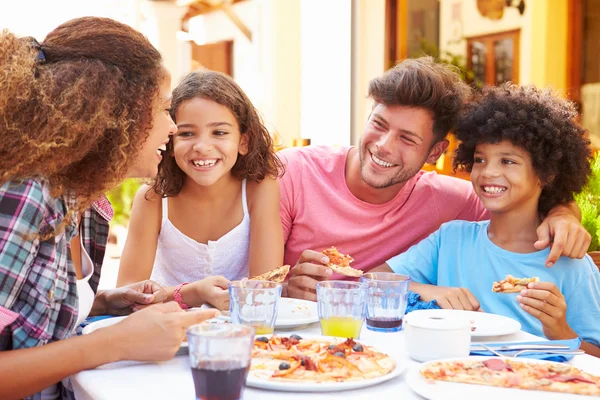 Familie isst Essen im Restaurant — Stockfoto