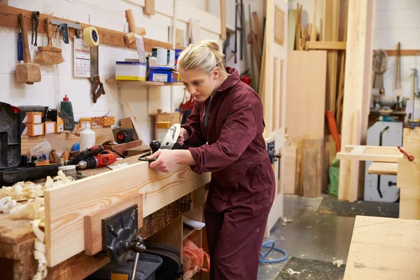 Female Apprentice Planing Wood — Stock Photo, Image