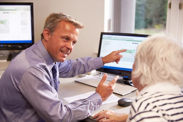 Médico discutiendo los resultados de la prueba — Foto de Stock