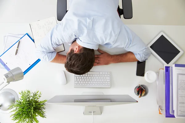 Cansado Empresário descansando por computador — Fotografia de Stock