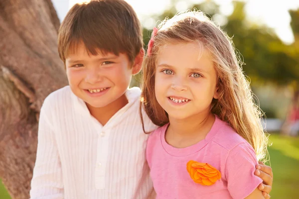 Jongen en meisje in park — Stockfoto