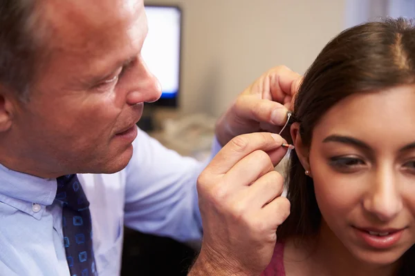 Doctor Fitting Female Patient — Stock Photo, Image