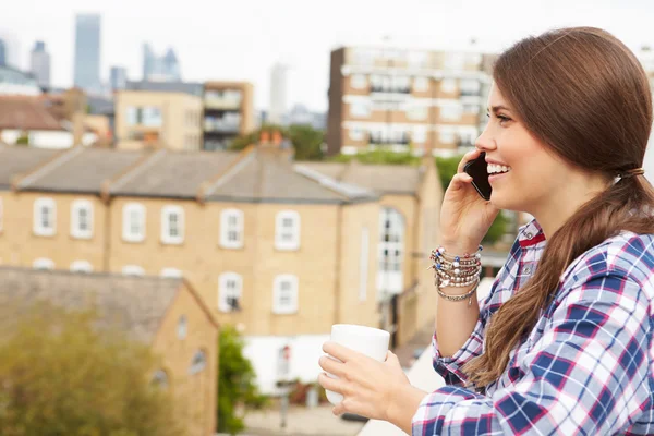 Femme utilisant un téléphone portable sur le toit — Photo