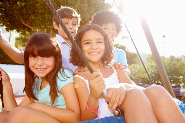 Kinderen plezier op schommel — Stockfoto