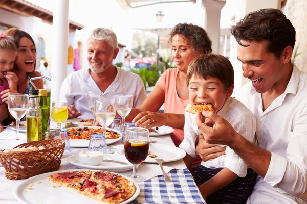 Mehrgenerationenfamilie isst Essen — Stockfoto