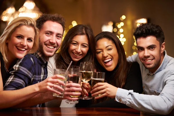 Grupa przyjaciół ciesząc się napojami w barze — Zdjęcie stockowe