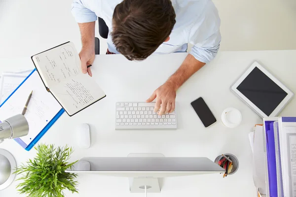 Homme d'affaires travaillant à l'ordinateur dans le bureau — Photo