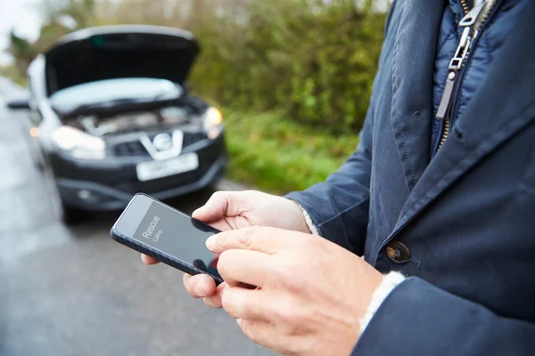 Automobilist uitgesplitst op landweg — Stockfoto