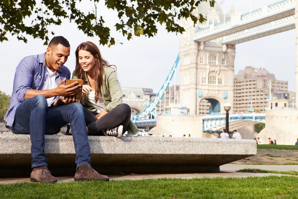 Casal por ponte da torre — Fotografia de Stock