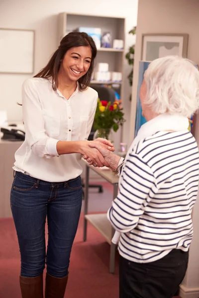 Recepcionista Saludo Paciente femenina — Foto de Stock