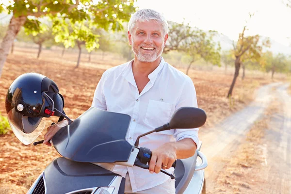 Älterer Mann fährt Motorroller — Stockfoto