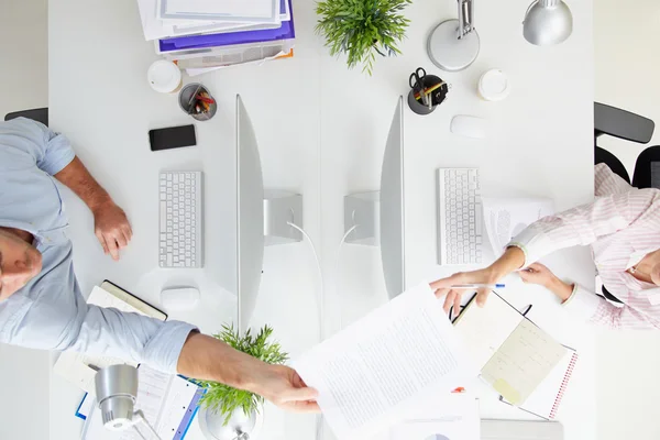 Empresarios que trabajan en Office Computer —  Fotos de Stock