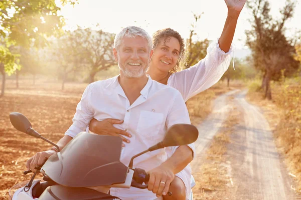 Ältere Paare fahren Motorroller — Stockfoto