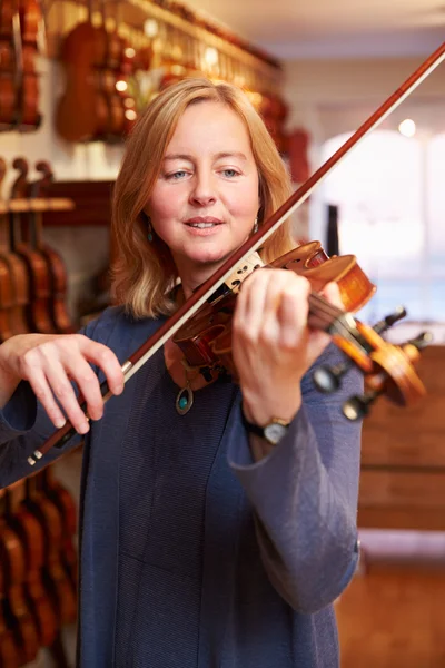 Cliente che prova il violino — Foto Stock