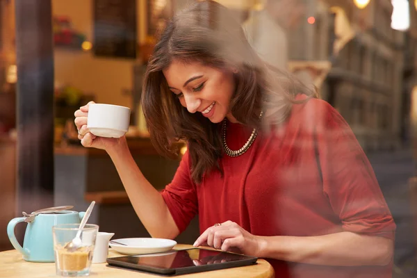 Femme utilisant une tablette numérique — Photo