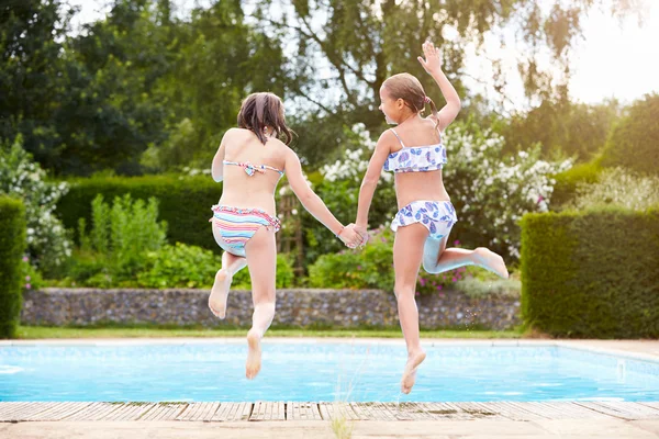 Kızlar havuz içine atlama — Stok fotoğraf