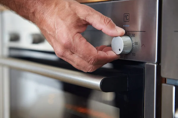 Hand instelling temperatuurregeling op Oven — Stockfoto