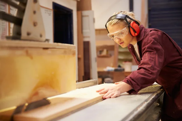 Apprenti féminin utilisant une scie circulaire — Photo