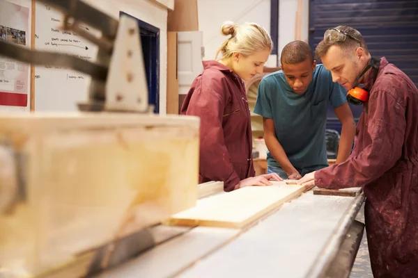 Carpenter With Apprentices Using Circular Saw — Stock Photo, Image