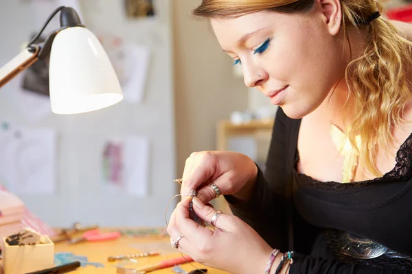 Junge Frau stellt Schmuck her — Stockfoto