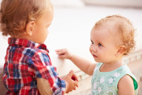 Bruder und Schwester spielen zusammen — Stockfoto